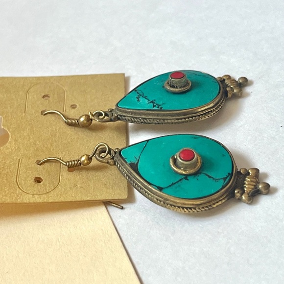 🏷️ boho oval shaped turquoise & red stone dangling earrings - Picture 8 of 12